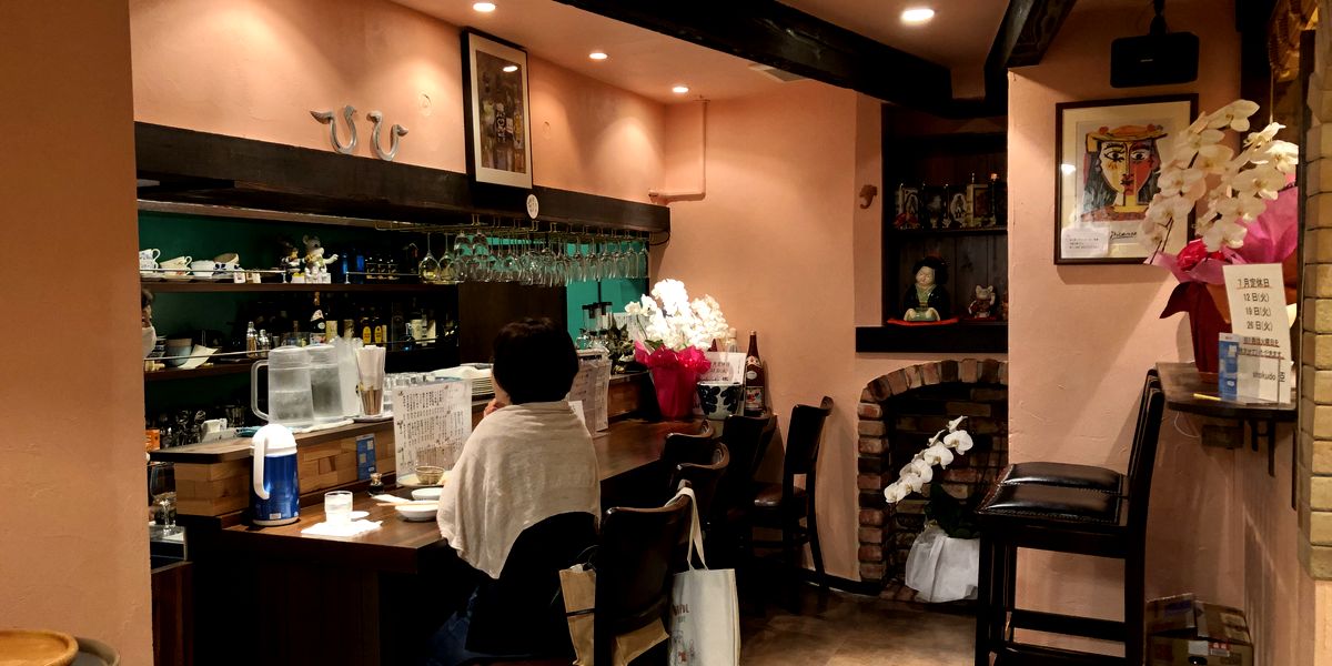 宮崎から進出、豊富な手作りメニューの中目黒山手通りの深夜食堂shokudo臣のカウンター