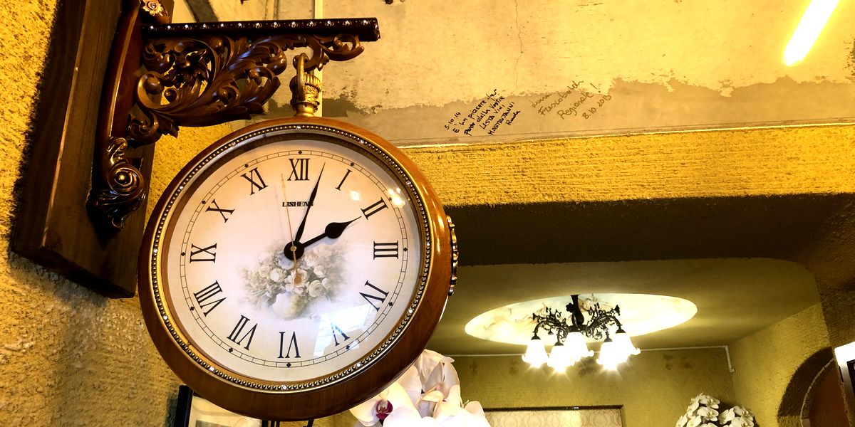 宮崎から進出、豊富な手作りメニューの中目黒山手通りの深夜食堂shokudo臣の入り口の時計